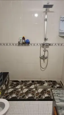 a shower in the corner of a bathroom at Bel appartement en plein Taza in Taza