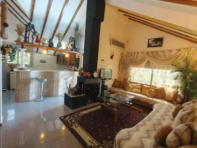 a living room with a couch and a kitchen at Appartement de céder in Azrou