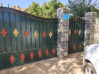 a green gate with a bunch of hearts on it at Appartement de céder in Azrou
