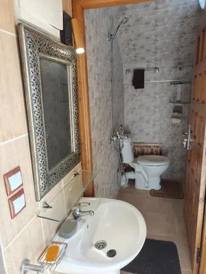 a bathroom with a sink and a toilet at Appartement de céder in Azrou