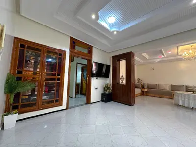 a large lobby with a couch and a table at Appartement Spacieux résidence privée surveiller in Fès