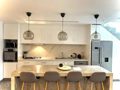 a kitchen with a table with chairs and a refrigerator at Rooftop avec Piscine privée - 2 chambres - Marrakech in Oulad Akkou