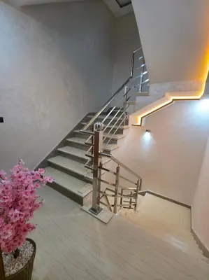 a spiral staircase in a building with pink flowers at Appartement luxe 3 in Khenifra