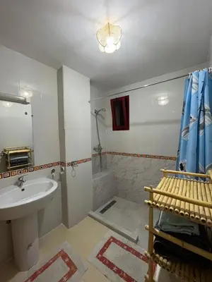 a bathroom with a sink and a shower at Grand appartement de 3 chambres Idéal familles et groupes Résidence sécurisée in Marrakech