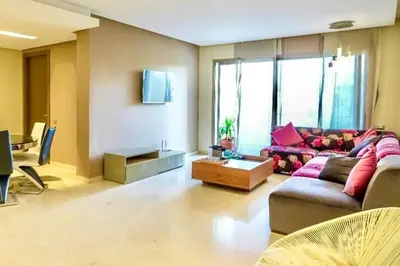 a living room with a couch and a table at Luxueux appartement à Prestigia avec Wifi Fibre 100Mo in Fès