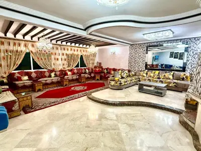 a large living room with couches and a red rug at Fabuleux appartement au Centre Ville avec Wifi 100 Mo in Fès