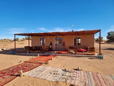 a house in the middle of the desert at farah desert camp in Kasr Bounou