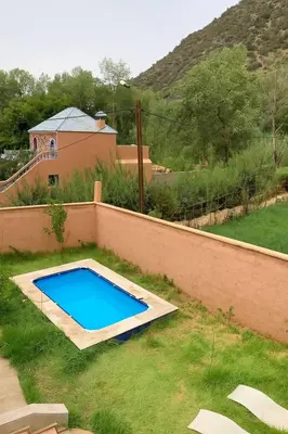 a swimming pool in the yard of a house at Villa d'Exception à Ourika Nichée au Cœur des Montagnes in Aghbalou
