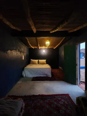 a small room with a bed and a window at Camping Meteorite in Merzane