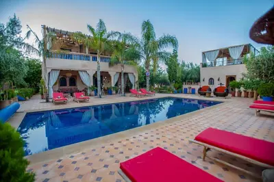 a swimming pool in front of a house at Domaine avec gouvernante 5 chambres, piscine, hamam et ferme pédagogique sur un hectare in Had Abdallah Rhiat