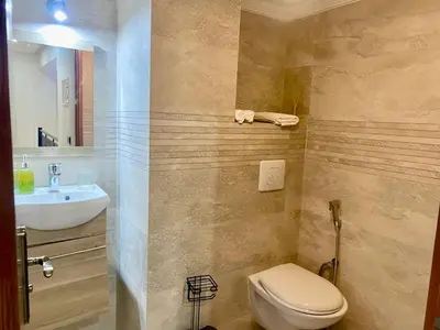 a bathroom with a toilet and a sink at Rare, duplex 3 chambres, proche du centre in Oulad Akkou