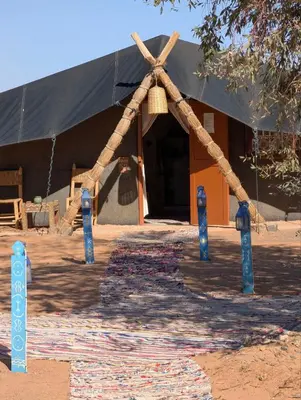 a tent with a basket in front of a building at Lunanir lodge Camp in Hassilabied