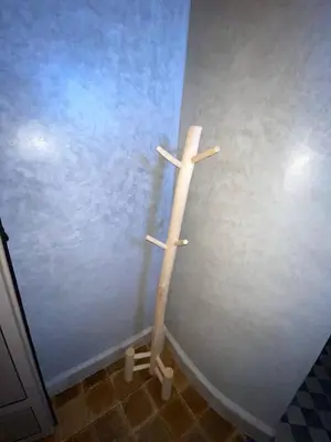 a wooden cross on the side of a wall at Auberge Soleil Bleu in Boumalne