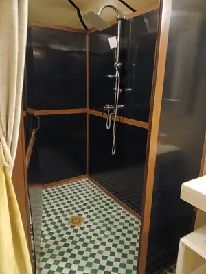 a shower with a tiled floor in a bathroom at Amandesertcamp in Lac Yasmins