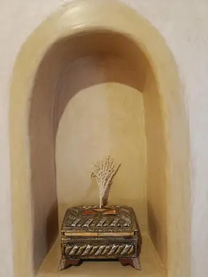 a table with a vase on top of it at Tigmi N'Dounit Lodge et Nature in Boumalne