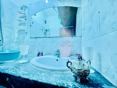 a bathroom with a sink and a bath tub at Superbe Joli studio indépendant pres de tout in Fès