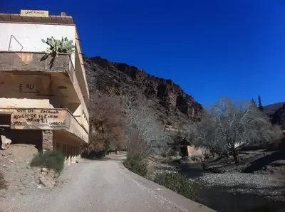 a dirt road next to a building in the desert at شمس ميبلادن Tafoukt N' Mibladen in Midelt