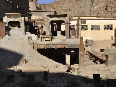 an old building in the middle of a desert at شمس ميبلادن Tafoukt N' Mibladen in Midelt