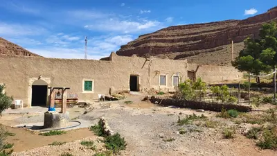 an old building in the middle of a desert at gite traditionnel berbère chez Naima in Lac Yasmins