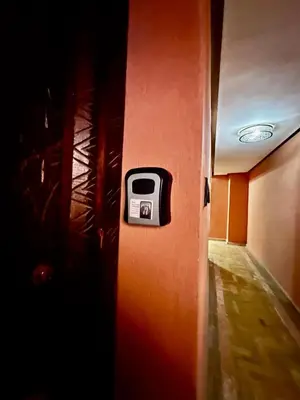 a room with a door with a toaster on the wall at Nid avec jacuzzi en centre ville in Oulad Akkou