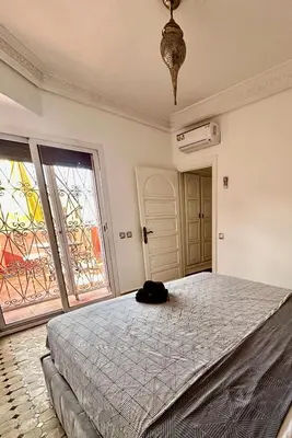a bedroom with a bed with a hat on it at Nid avec jacuzzi en centre ville in Oulad Akkou
