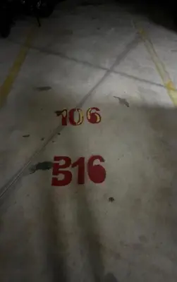 a sign on a tarmac with the number on it at Appartement avec vue sur parc et Wifi 100 Mo in Fès
