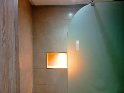 a bathroom with a shower with a light in it at Appartement moderne 2 chambres À 5 min de l'aéroport RAK avec Wi-Fi rapide in Oulad Akkou