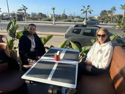 a man and a woman sitting at a table at M'hamid El Ghizlane, Provinz Zagora in Oulad Akkou