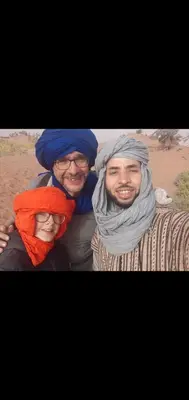 a group of three people posing for a picture at M'hamid El Ghizlane, Provinz Zagora in Oulad Akkou