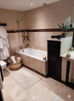 a bathroom with a tub and a toilet and a sink at Superbe appartement duplex à l'hivernage in Oulad Akkou