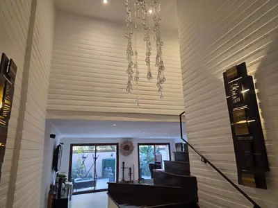 a lobby with a chandelier hanging from the ceiling at Superbe appartement duplex à l'hivernage in Oulad Akkou