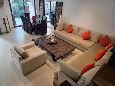 a living room with a couch and a table at Superbe appartement duplex à l'hivernage in Oulad Akkou