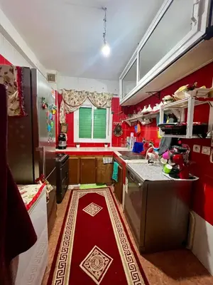 a kitchen with red walls and a red floor at Maison confortable à Ifrane À louer in Ifrane