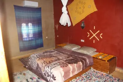 a bedroom with a bed and a window at dorada apartamento in Merzouga