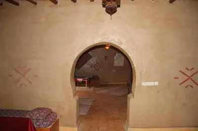 a hallway with an archway in a building at dorada apartamento in Merzouga