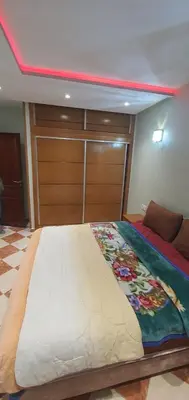 a bedroom with a large bed with at Appartement tout confort sur la corniche à proximité plage in Oulad Akkou