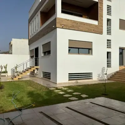 Villa de luxe avec jardin et parking privé