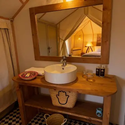 a bathroom with a sink and a mirror at Saba Queen Camp in Khamliya