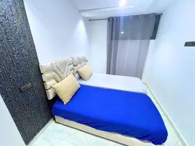 a bedroom with a blue bed in a room at Cures & détente Appartement moderne Université EUROMED in Fès