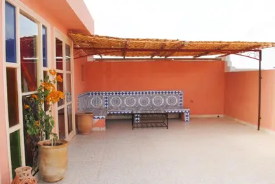 a blue bench sitting in the middle of a patio at Appartement Anatim in Ouarzazate