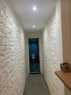 a hallway with a bathroom with a toilet in a wall at Appartement en plein centre ville in Fès