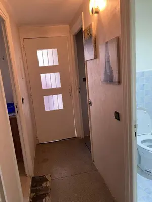 a bathroom with a toilet and a door with a window at Appartement en plein centre ville in Fès
