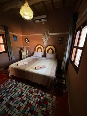a bedroom with a large bed in a room at Auberge Ksar Ait Ben Haddou in Aït Ben Haddou
