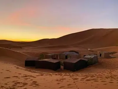 a building in the middle of the desert at Luna del fuego in Ifri