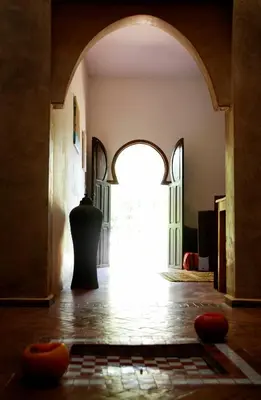 a room with an archway and a vase on the floor at Maison d'Hôtes Kasbah Azul in Agdz