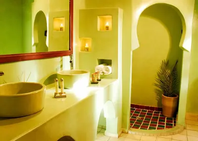 a bathroom with a sink and a mirror at Maison d'Hôtes Kasbah Azul in Agdz