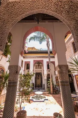 an archway in a building with a palm tree at Riad El Ma in Meknès