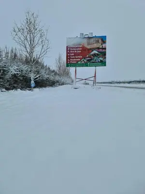 a sign on the side of a road with snow at La pommeraie d'Ifrane in Ifrane