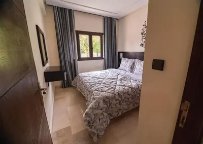 a small bedroom with a bed and a window at Résidence Hôtelière Le Diamant Vert in Fès