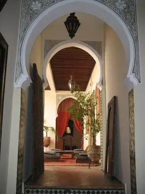 an archway leading into a room with a room at Ryad Bahia in Meknès